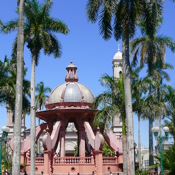 Relajarse en la Plaza de Armas 